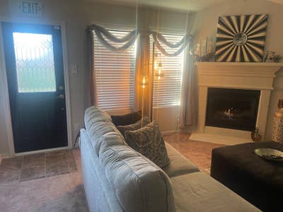 Cozy rooms 10 minutes from Bush airport Main Photo