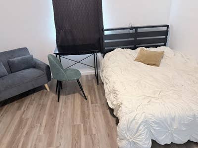 Ensuite ppl own kichenettefridge, bathroom, WiFi,  Main Photo