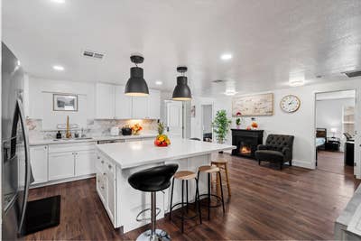 Live in Paradise Valley Oasis, a 2 minute walk to  Main Photo