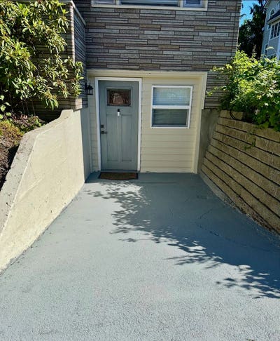 Newly renovated lower unithighly sought after Gree Main Photo