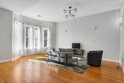 Room in Roxbury on a flexible lease Main Photo