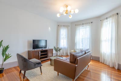 Room in Savin Hill on a flexible lease Main Photo