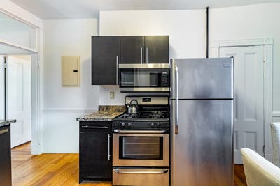Room in Roxbury on a flexible lease Main Photo