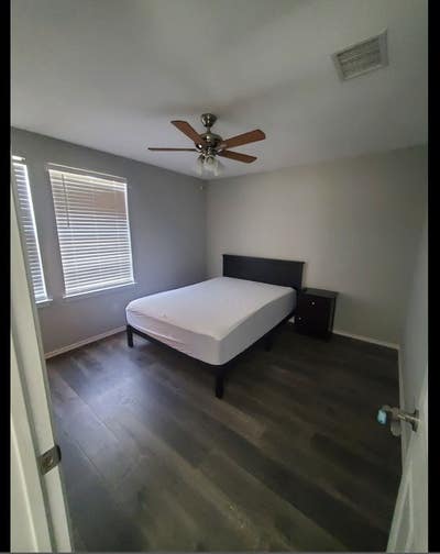 2 private room options in a clean, modern, rec Main Photo