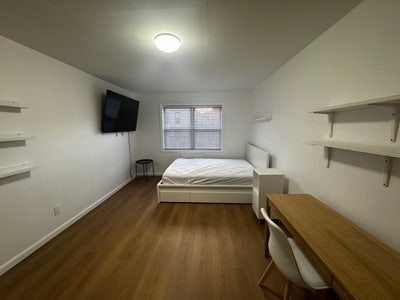 Neely renovated large room with private bathroom! Main Photo