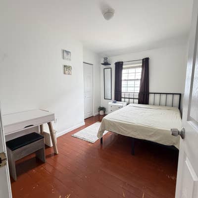 Cozy room in college point  Main Photo