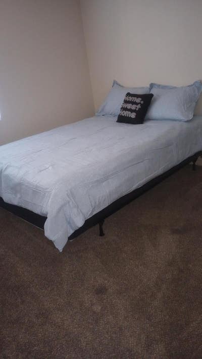 Spare room available in a beautiful Henderson town Main Photo