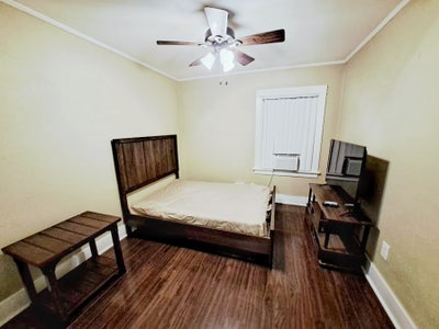 Room for rent in a 2 bedroom house Main Photo