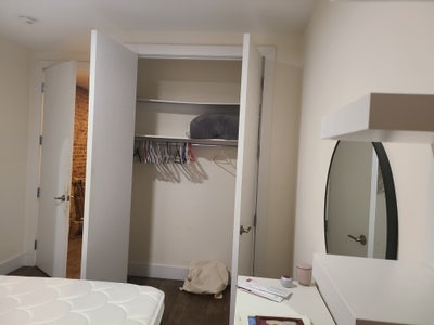 Large room with large closet for rent Main Photo