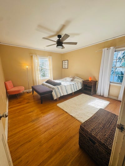 Private Room In Gorgeous Craftsaman hOme Main Photo