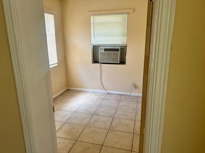 Small room, no restroom. Private entrance Main Photo