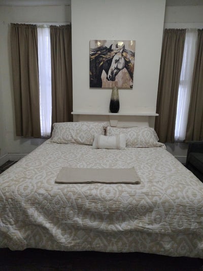 Clean safe quite room for rent Main Photo