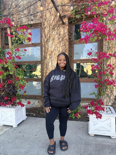 Professional Female seeks a large room Main Photo