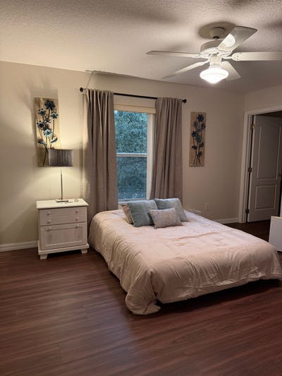 Second Floor Room with Private Bathroom_Great Loc Main Photo
