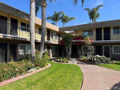 Beautiful Remodeled Large Studio Main Photo
