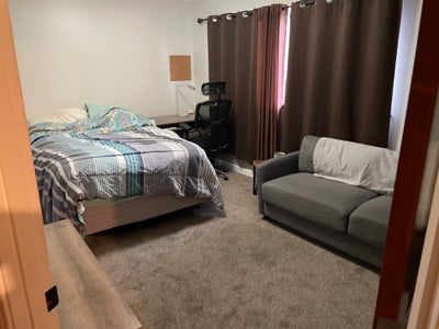 Looking to rent room Main Photo