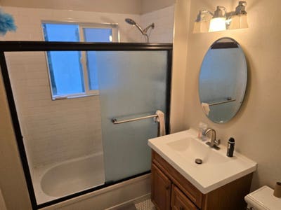 Looking for a professional to share the house wit Main Photo