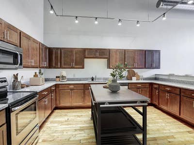 Modern Living in a Prime City Apartment Main Photo