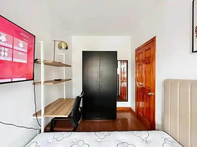 Modern Madison St Room with Gym & Rooftops Main Photo