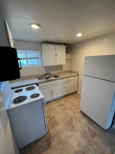 Great looking 1 BR 1 bath apartment wpatio Main Photo