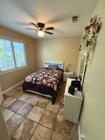 ROOM 4 RENT  Main Photo