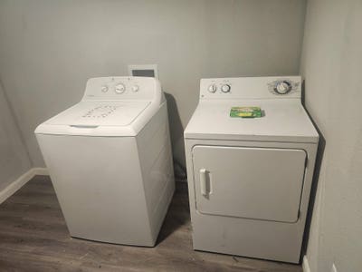 Shared roomin a Transitional home. Fully furnished Main Photo