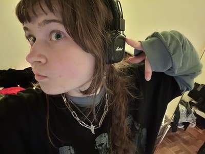 I am a female art student aged 21 (will turn ... Main Photo