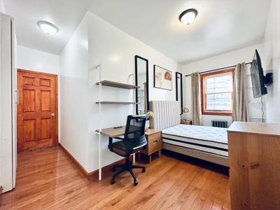 Modern Room near Nostrand Ave Subway Station Main Photo