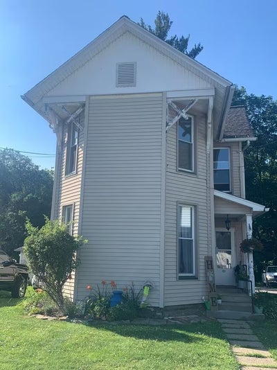 Looking for roommate to rent 2 bedroom 1 bath with Main Photo