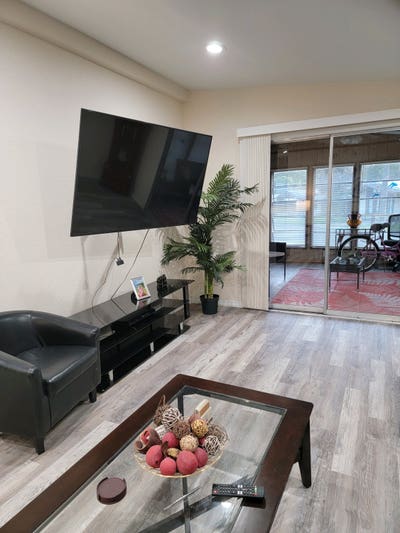 Very clean, quiet room for rent. Main Photo