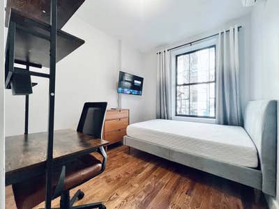 Lovely Room in a Great Neighborhood Main Photo
