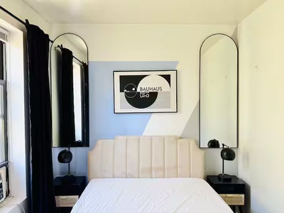 Modern Bedstuy Room with HDTV near Manhattan Main Photo