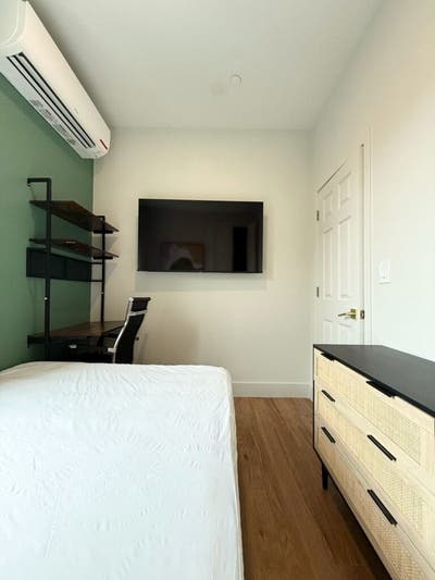 35th Ave Room - 15 Min to Manhattan Main Photo