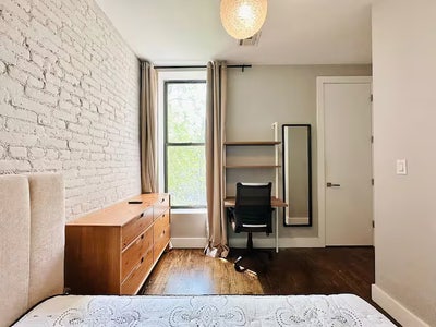 Modern Madison St Room with Gym & Rooftops Main Photo