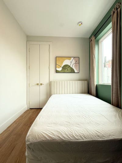 Queens Room with HDTV near Manhattan Main Photo