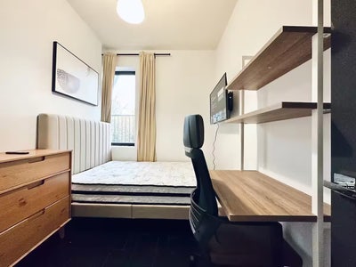 Modern Room near Nostrand Ave Subway Station Main Photo