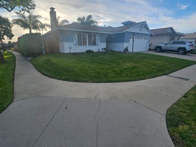 1 room for rent in spacious 3 bedroom house  Main Photo