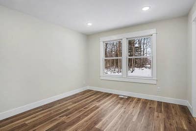 Room for rent 3 bedroom 2 bathroom house Main Photo