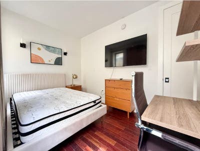 Charming Room in a Great Neighborhood Main Photo