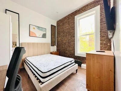 Crown Heights Room with HDTV Near Manhattan Main Photo