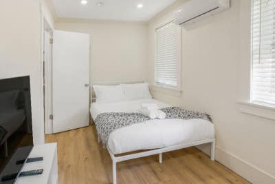 1 BD | Smart TV | AC | Workspace Main Photo