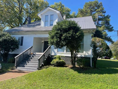 Move in Special!!! Upstairs Apartment Available In Main Photo