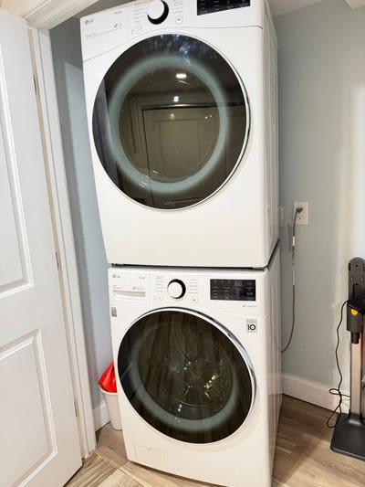 Room available in 4 bed minutes to JFK/Umass  Main Photo