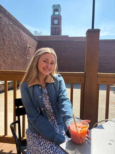 Responsible woman looking for Los Angeles room Main Photo