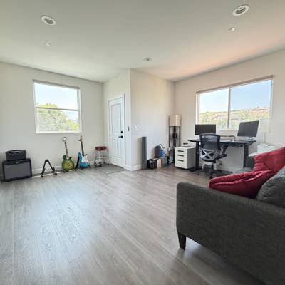 Large Private Room w/Full Bath & Walk-in Closet Main Photo