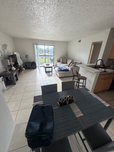 Looking for roommate Main Photo