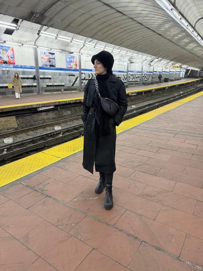 Female student looking for Lake Forest room Main Photo