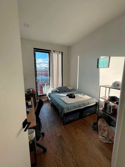 Looking for 3rd roommate Main Photo