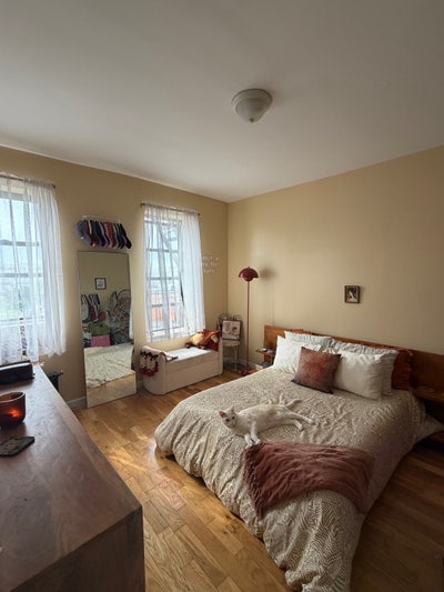 1 Large Sunny Bedroom on 5th floor! Main Photo
