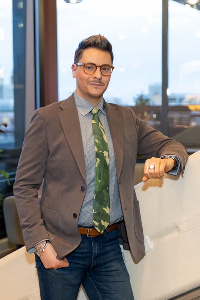 Quiet, respectful professional seeking short-term  Main Photo
